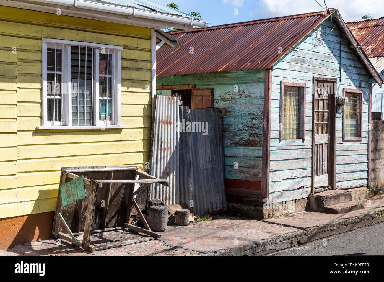 Anse La Raye, Santa Lucia. Persona povera casa del vicino al lungomare. Per solo uso editoriale. Foto Stock