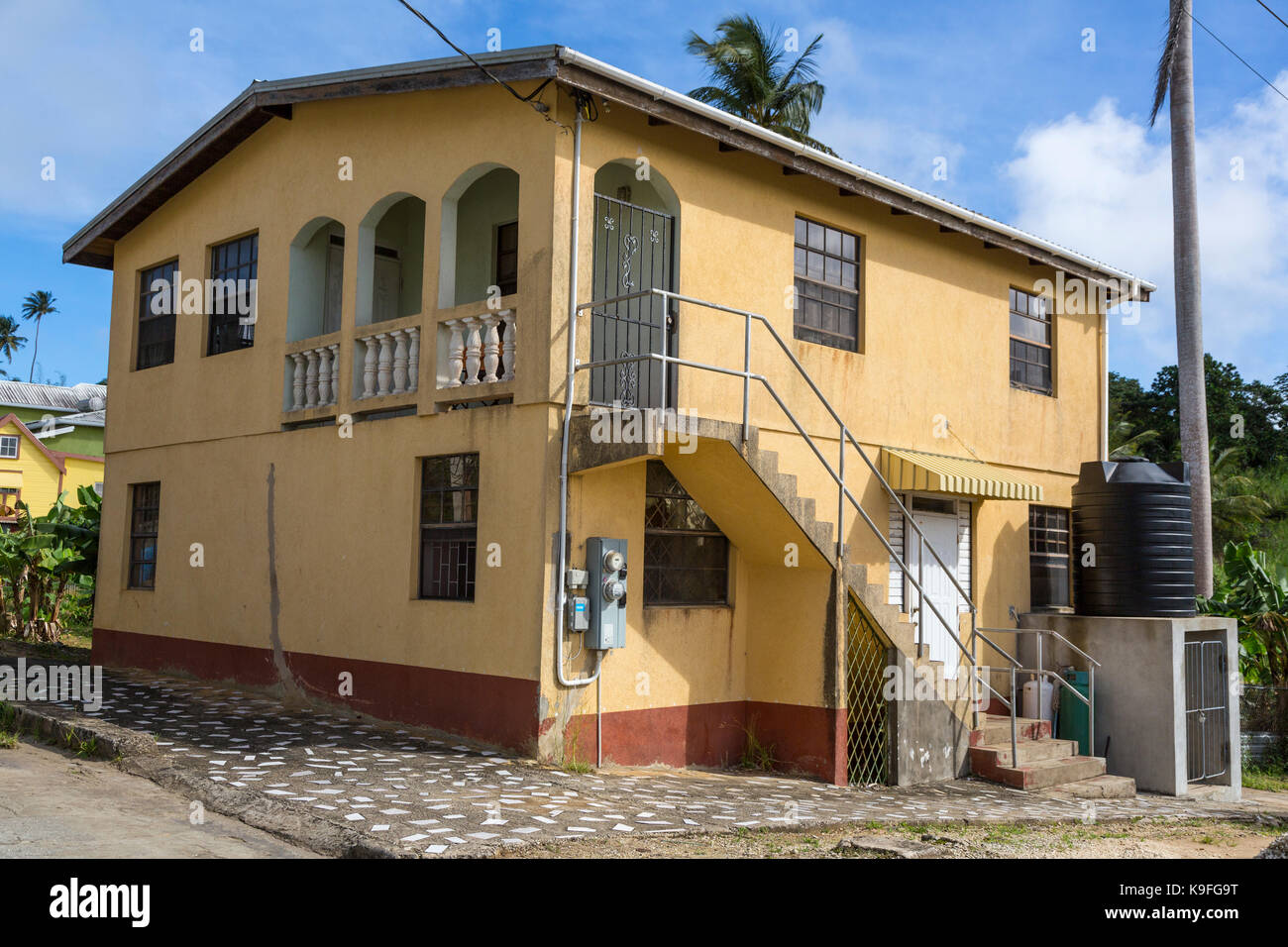 Barbados. Middle-class house in campagna, il serbatoio di accumulo dell'acqua sulla destra. Per solo uso editoriale. Foto Stock