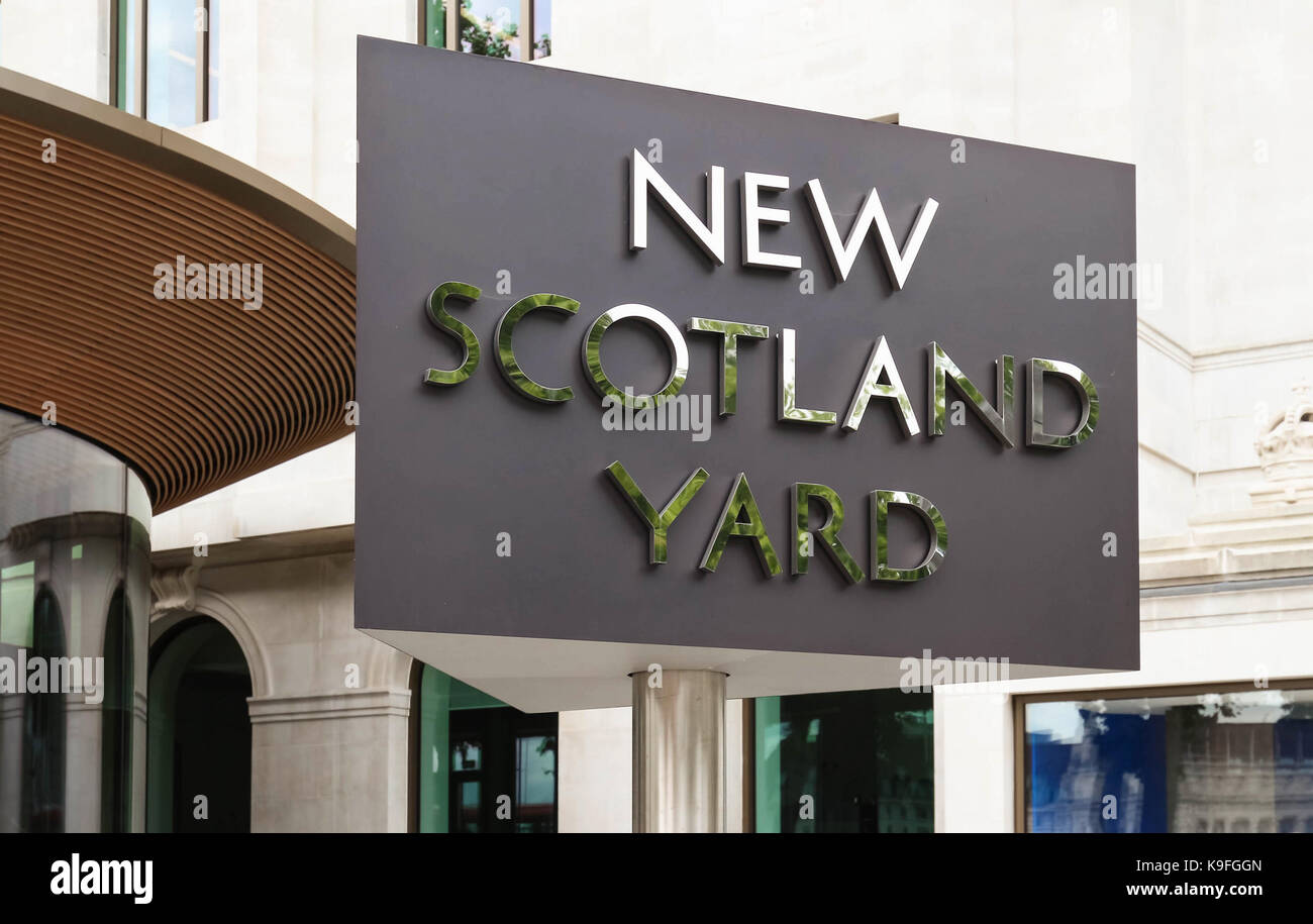 La vista del segno rotante al di fuori del New Scotland Yard a Londra, Regno Unito. Foto Stock