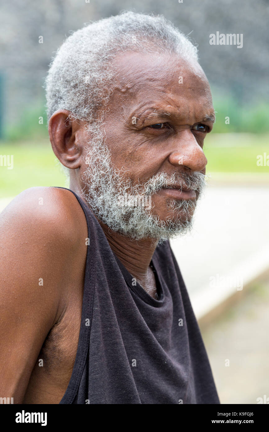 Fort-de-France, Martinica. Uomo anziano in appoggio su una panchina nel parco. Foto Stock