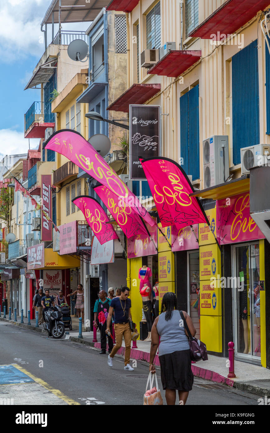 Fort-de-France, Martinica. Strada laterale scena in area centrale dello shopping. Foto Stock