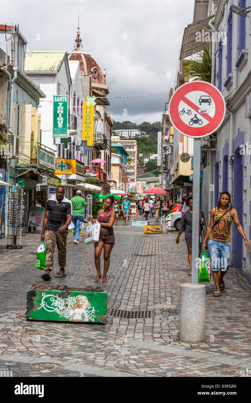Fort-de-France, Martinica. Rue de la République e da un passaggio pedonale. Foto Stock