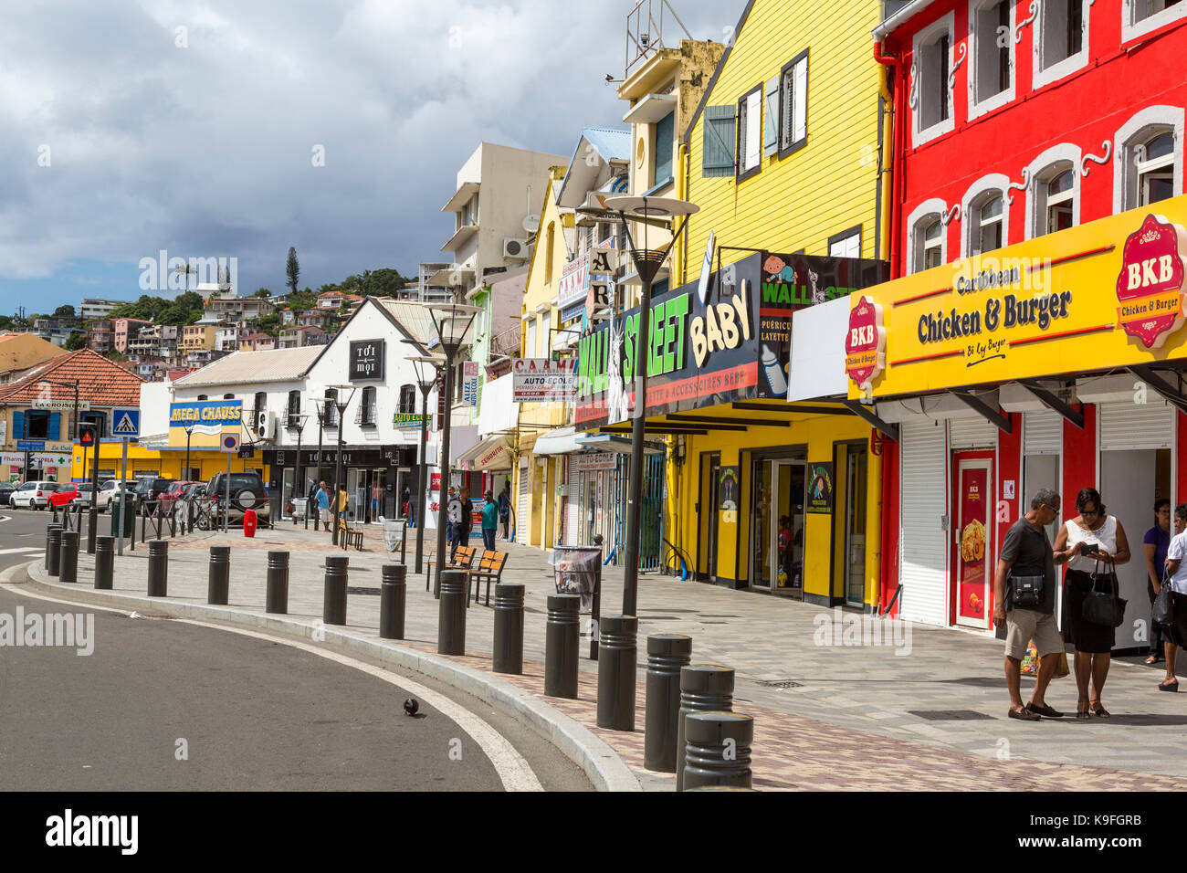 Fort-de-France, Martinica. Rue Ernest Desproges, Scena di strada con negozi e botteghe. Foto Stock