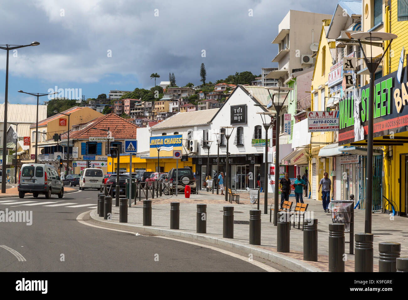 Fort-de-France, Martinica. Rue Ernest Desproges, Scena di strada con negozi e botteghe. Foto Stock