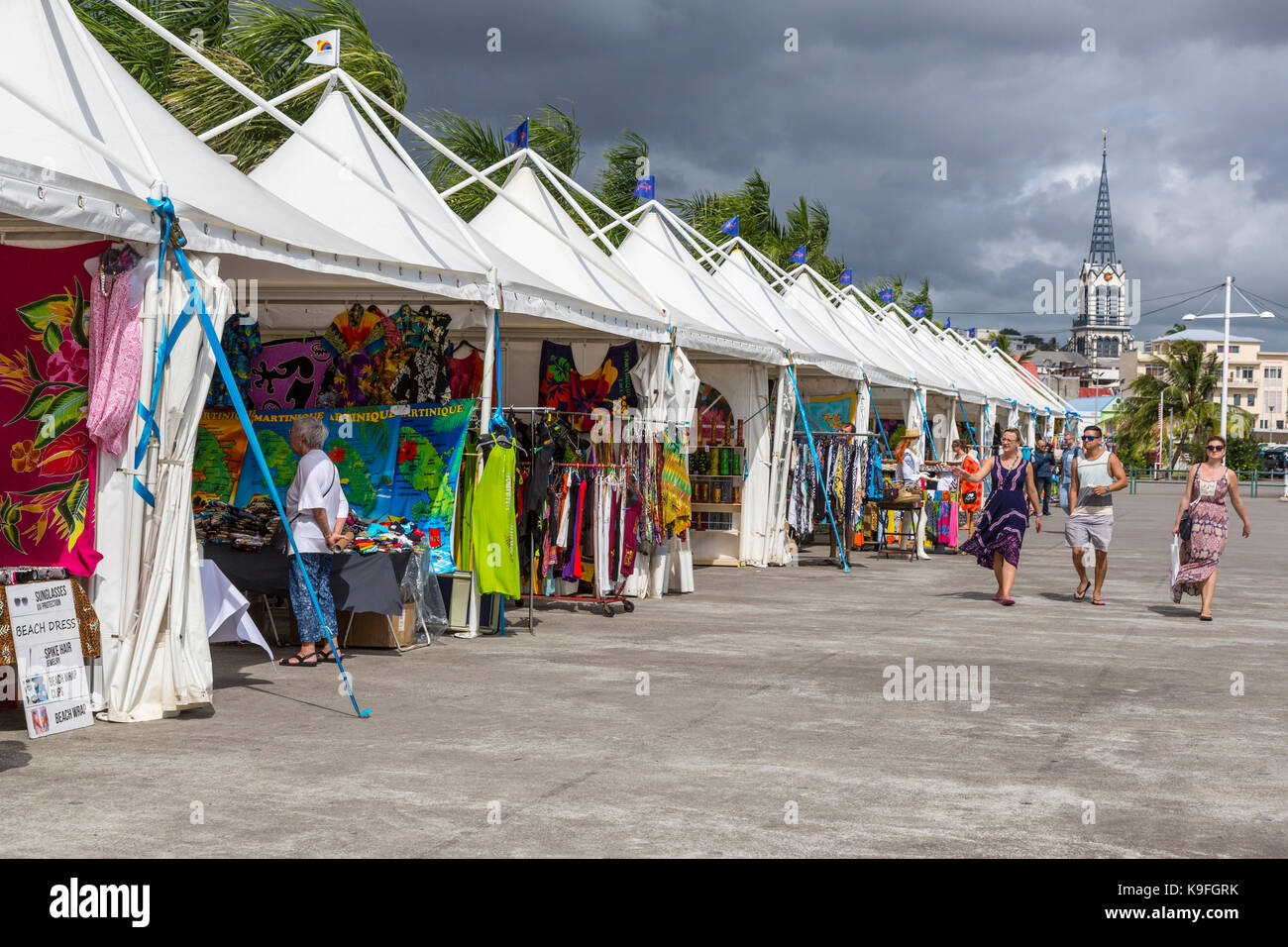 Fort-de-France, Martinica. I venditori di souvenir tende vicino alla nave da crociera Pier. Foto Stock