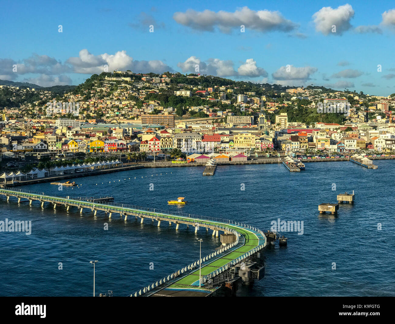 Fort-de-France, Martinica. Vista dalla nave da crociera al molo, la mattina presto. Foto Stock