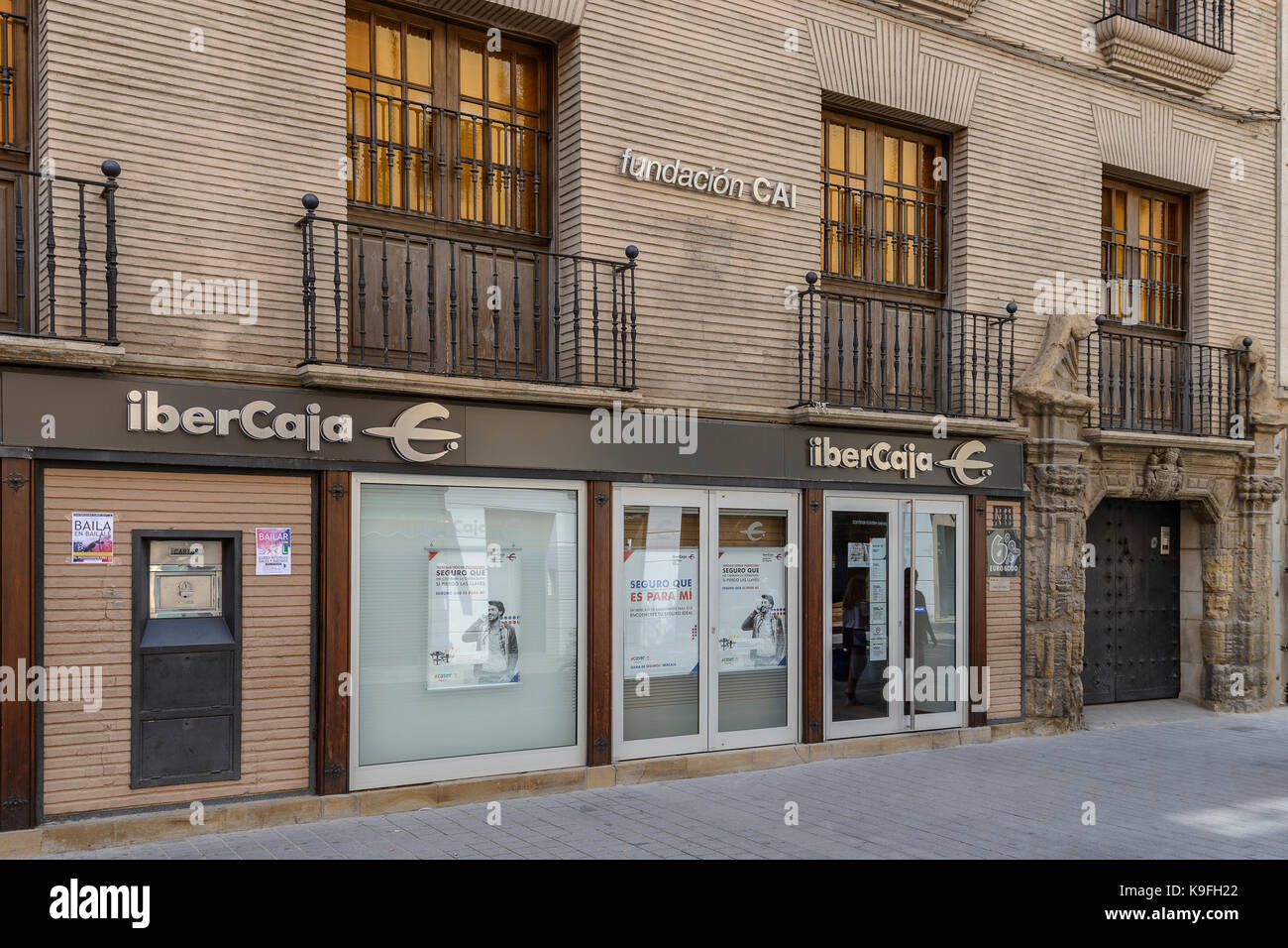 Calle degli edifici residenziali e commerciali sulla "Coso Bajo' Huesca, Aragón, Spaincarre Foto Stock