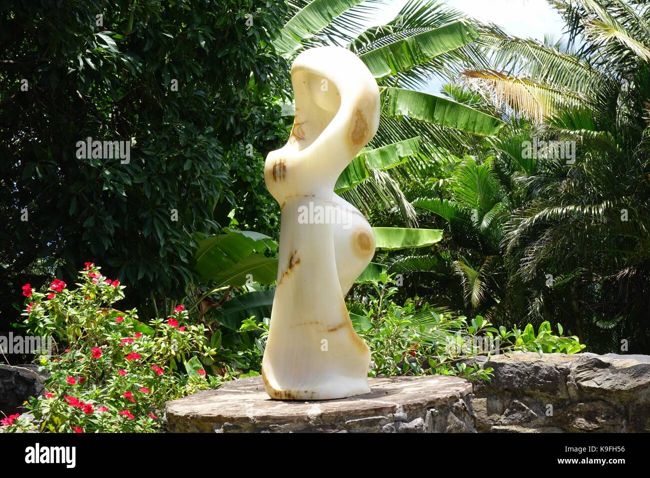 Abstract scultura all'aperto, Turnbull studios e galleria, Wailuku, Maui, Hawaii Foto Stock