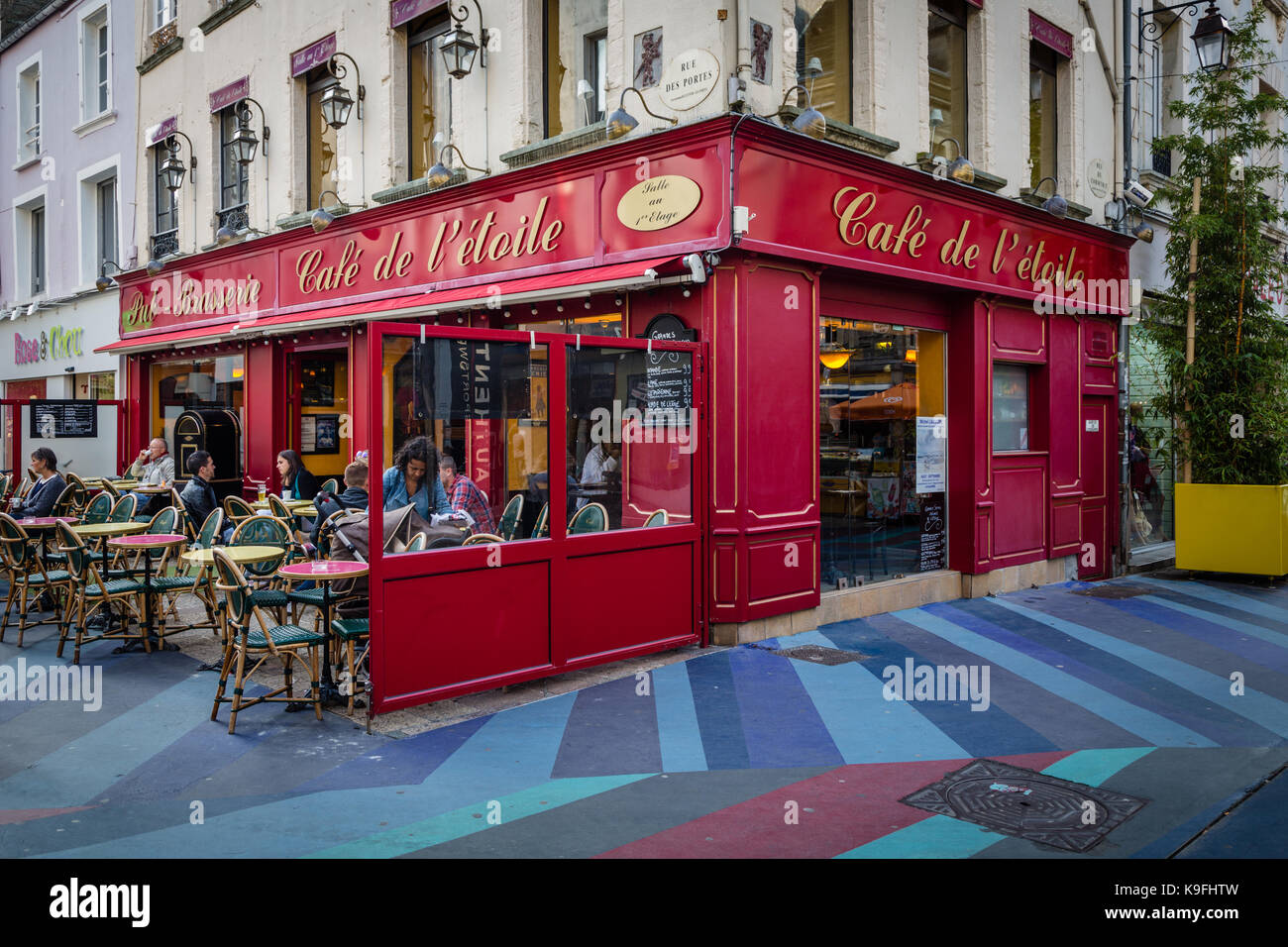 Un tipico caffè francese di Cherbourg, Francia Foto Stock