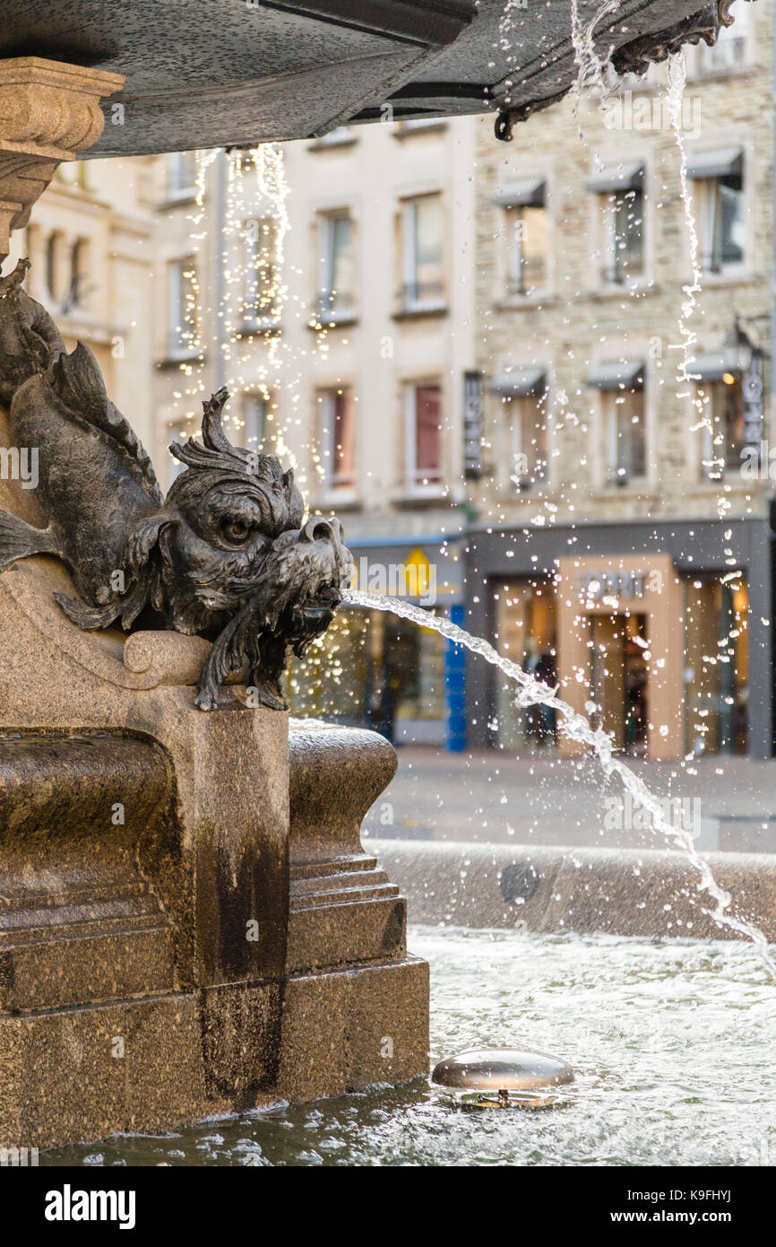 Un dettaglio della fontana in luogo il generale de Gaulle, Cherbourg, Francia. Foto Stock