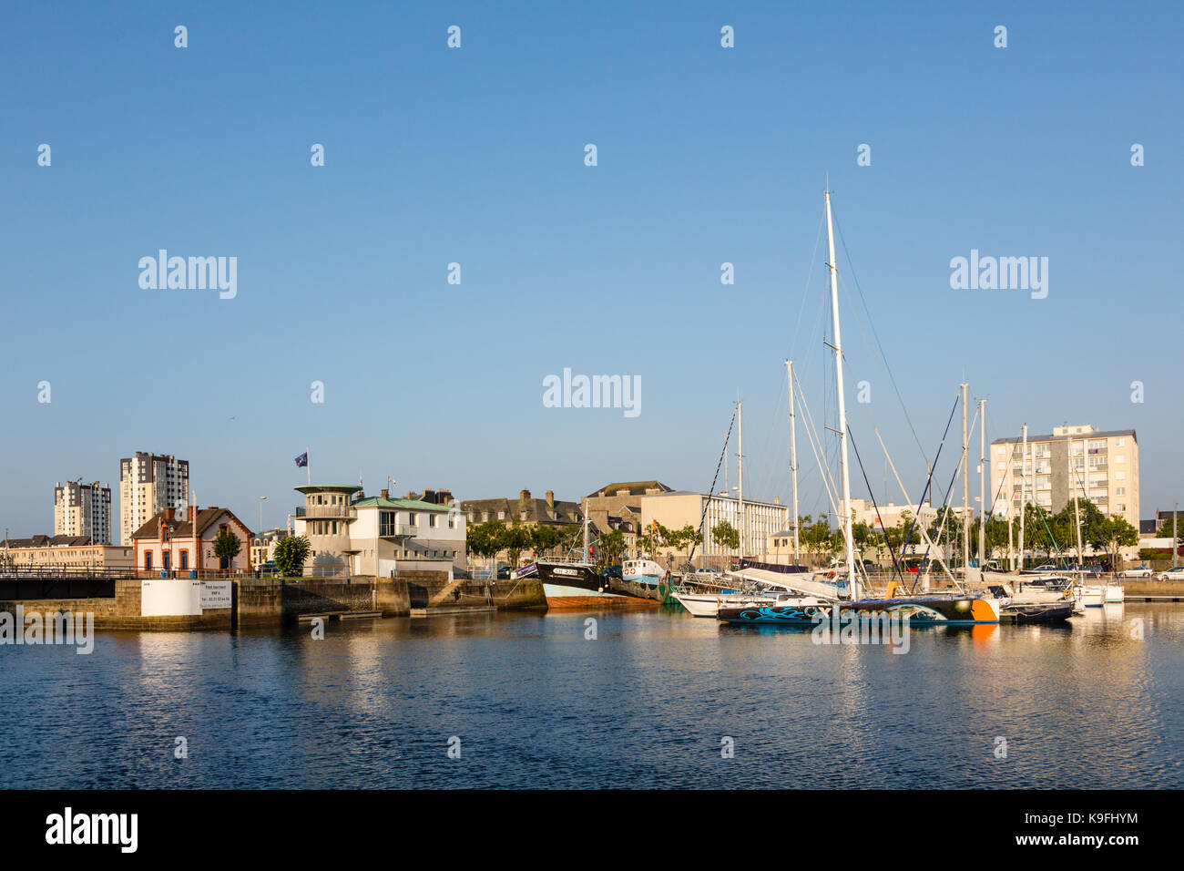 Barche nel porto di Cherbourg Foto Stock