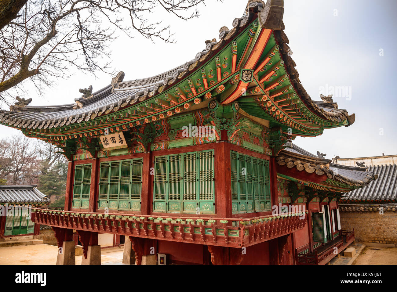 Primo piano di un edificio all interno del palazzo di Changdeokgung a Seul Foto Stock