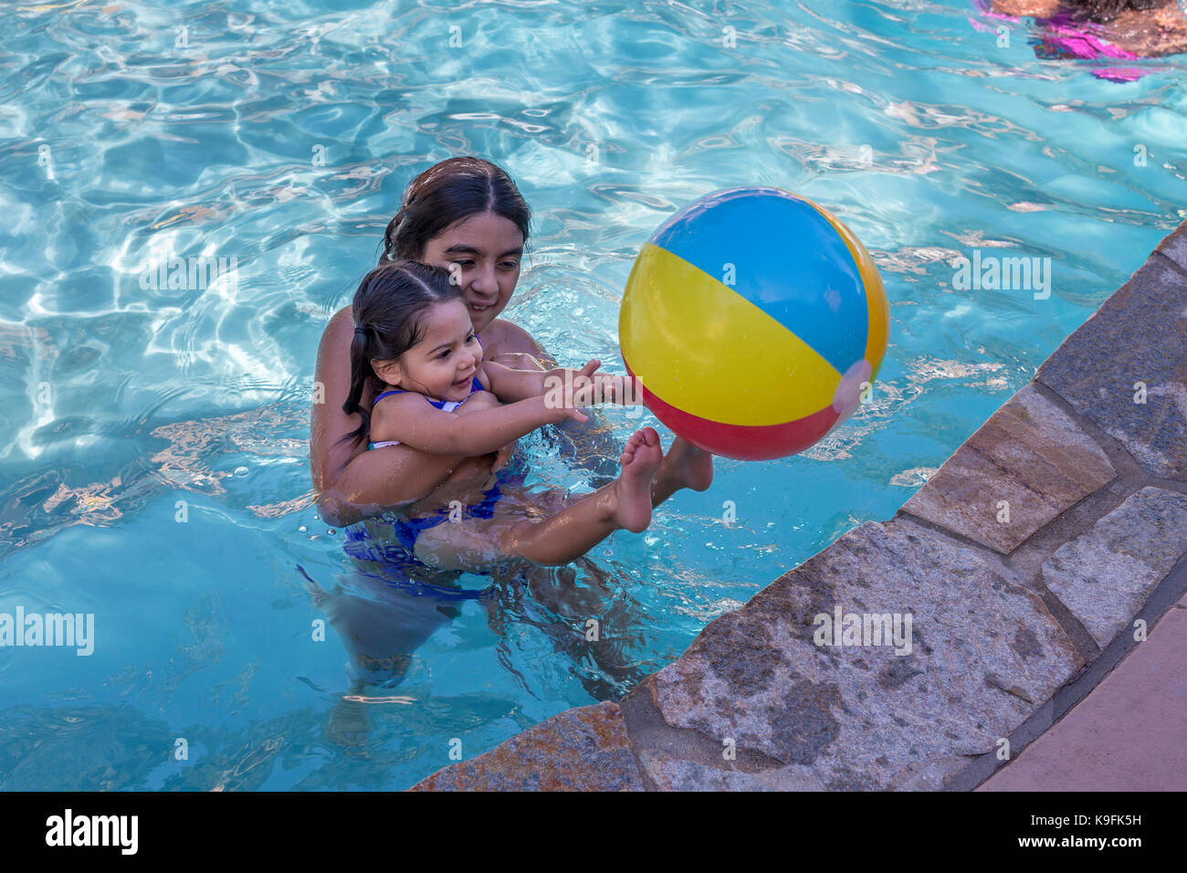 2, due ragazze ispanica, sorelle, giocando in piscina, piscina, una piscina di acqua fresca, Castro Valley, contea di Alameda, California Foto Stock