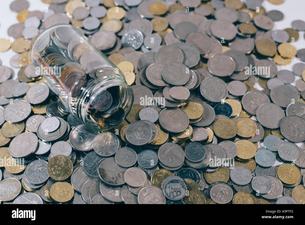 Il vasetto di vetro su un gruppo di monete. concetto finanziario. malaysia valuta Foto Stock