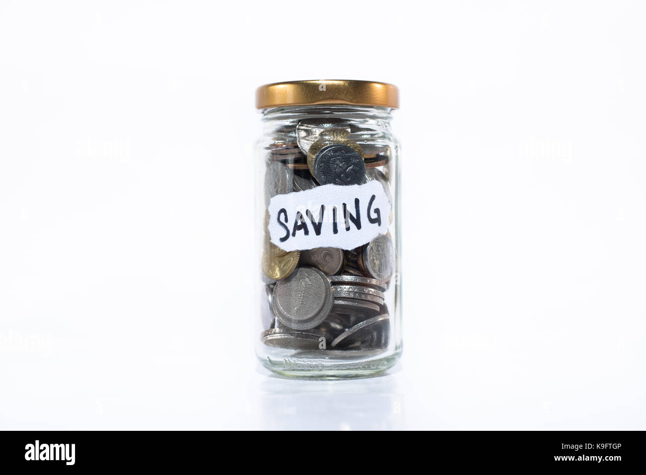 Monete in un vasetto di vetro con nota scritta ' risparmio ' isolato su sfondo bianco. copia libera spazio. concetto di risparmio. malaysia valuta Foto Stock