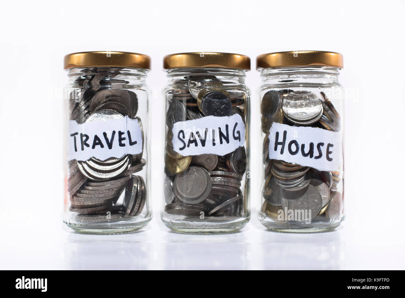 Le monete in un vaso isolato su sfondo bianco.concetto di risparmio. Il risparmio per la corsa,futuro e home/casa Foto Stock