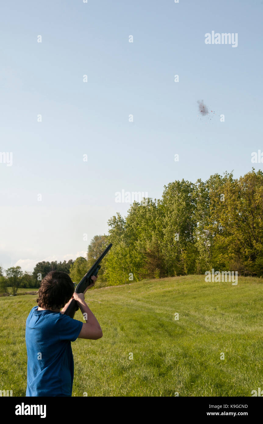 Balsam lake, nel Wisconsin tiro a volo. 12 fucile calibro. 14 enne adolescente di colpire il bersaglio di argilla nell'aria. mr. Foto Stock