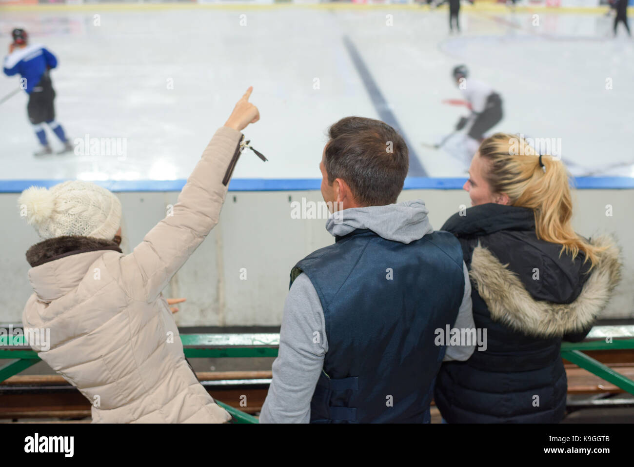 Amici wathcing hockey su ghiaccio Foto Stock