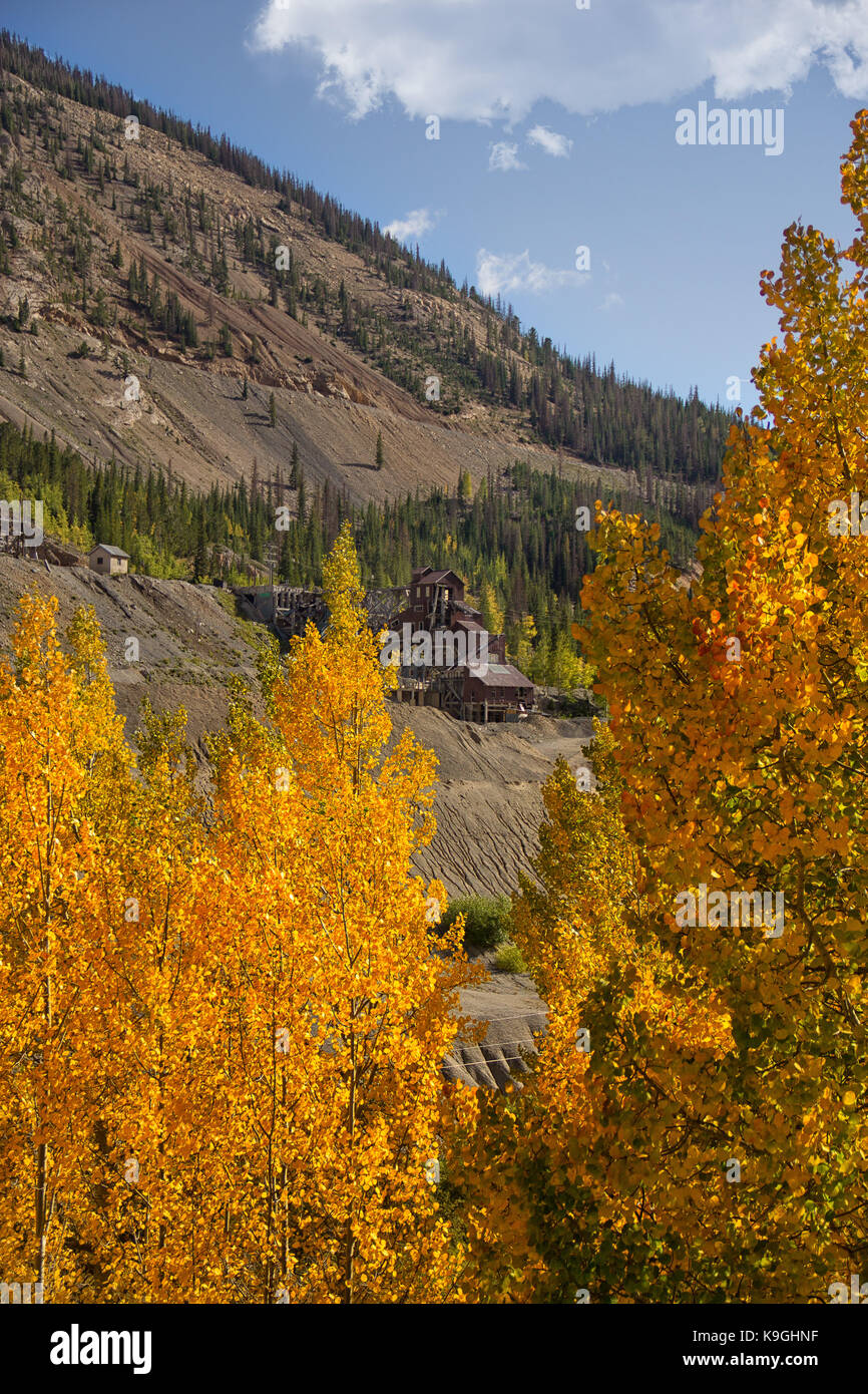 montagna rocciosa caduta autunno albero colori Foto Stock