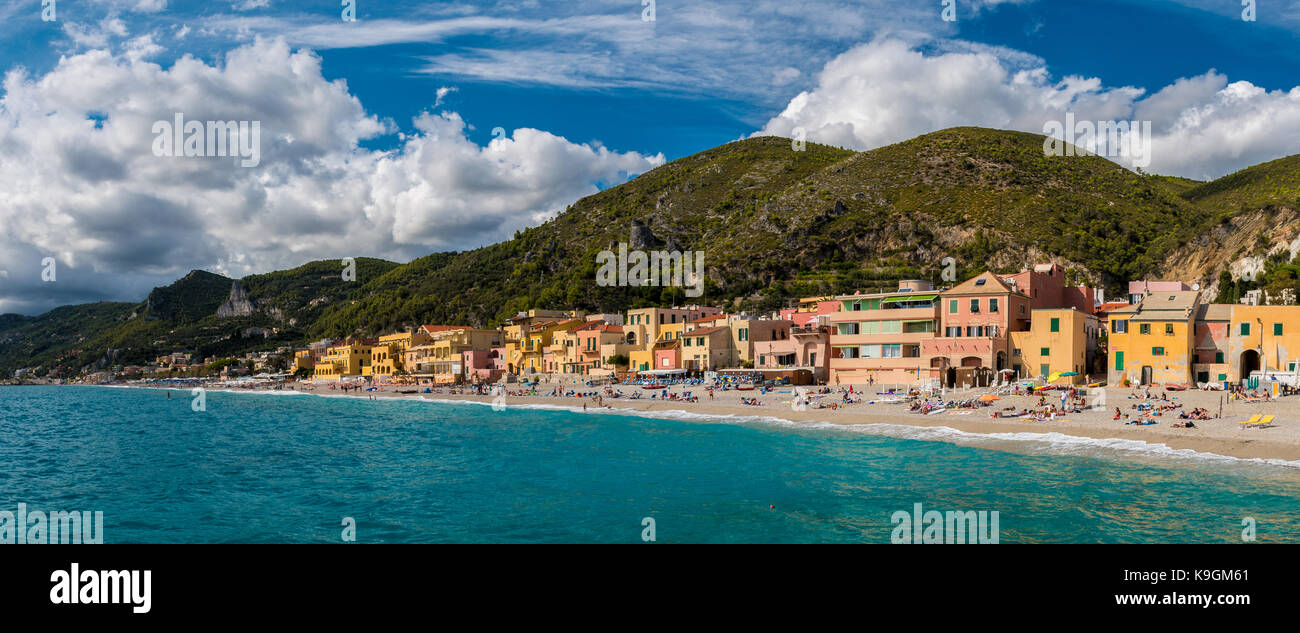 Vista panoramica di Varigotti, piccolo villaggio sul mare vicino a savona, con spiaggia affollata durante un pomeriggio soleggiato Foto Stock
