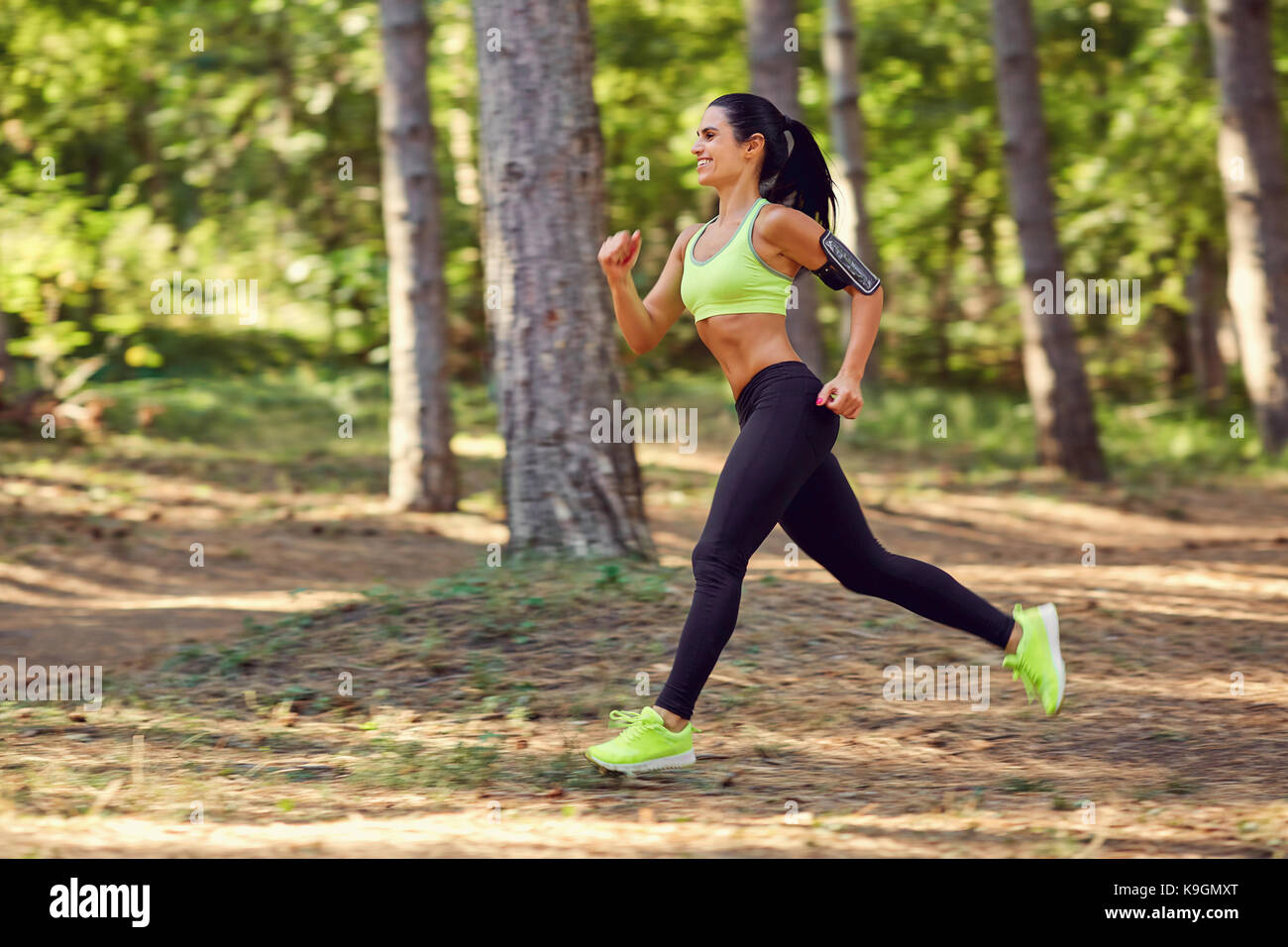 Una ragazza di jogging nel bosco all'esterno. Foto Stock