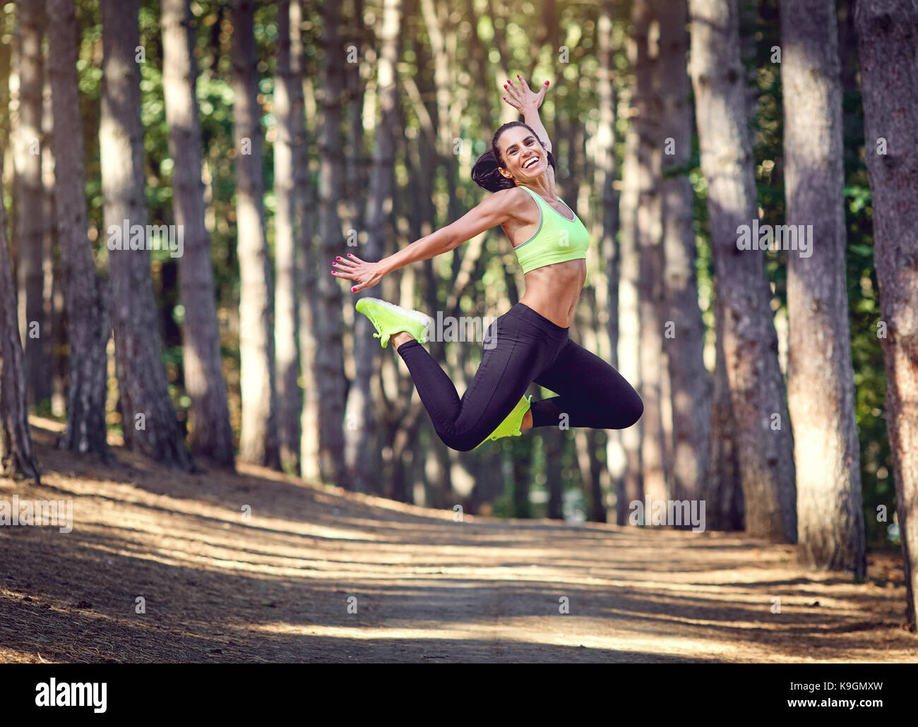 Sport girl Brunette saltato in natura. Foto Stock