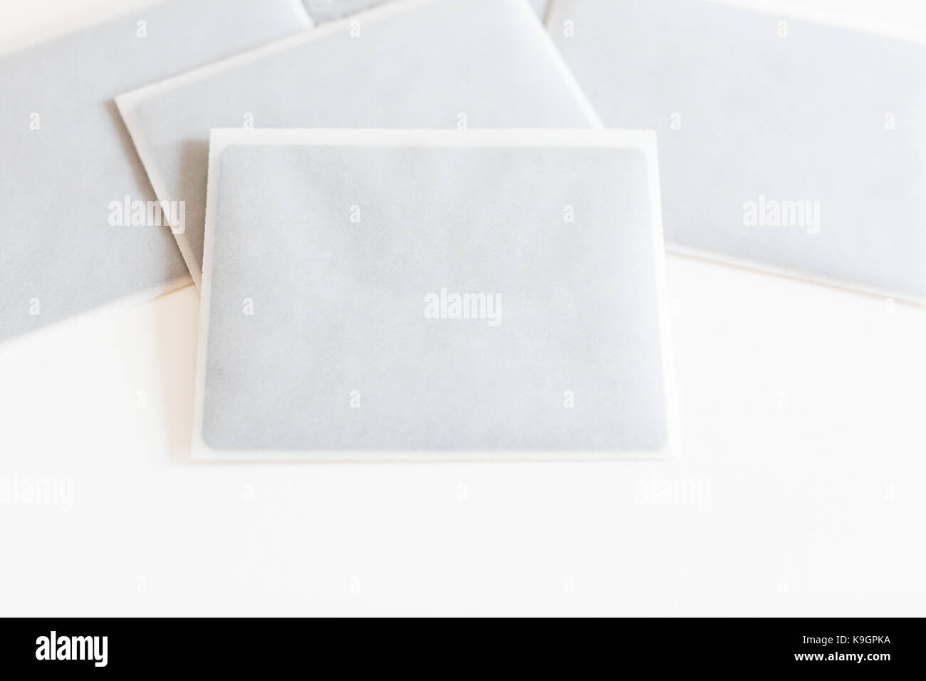 Partito, creazione, il concetto di matrimonio. Ci sono nero scuro carte in alcune piccole buste bianche per invitare ospiti per celebrazione fatta di riso trasparente Foto Stock