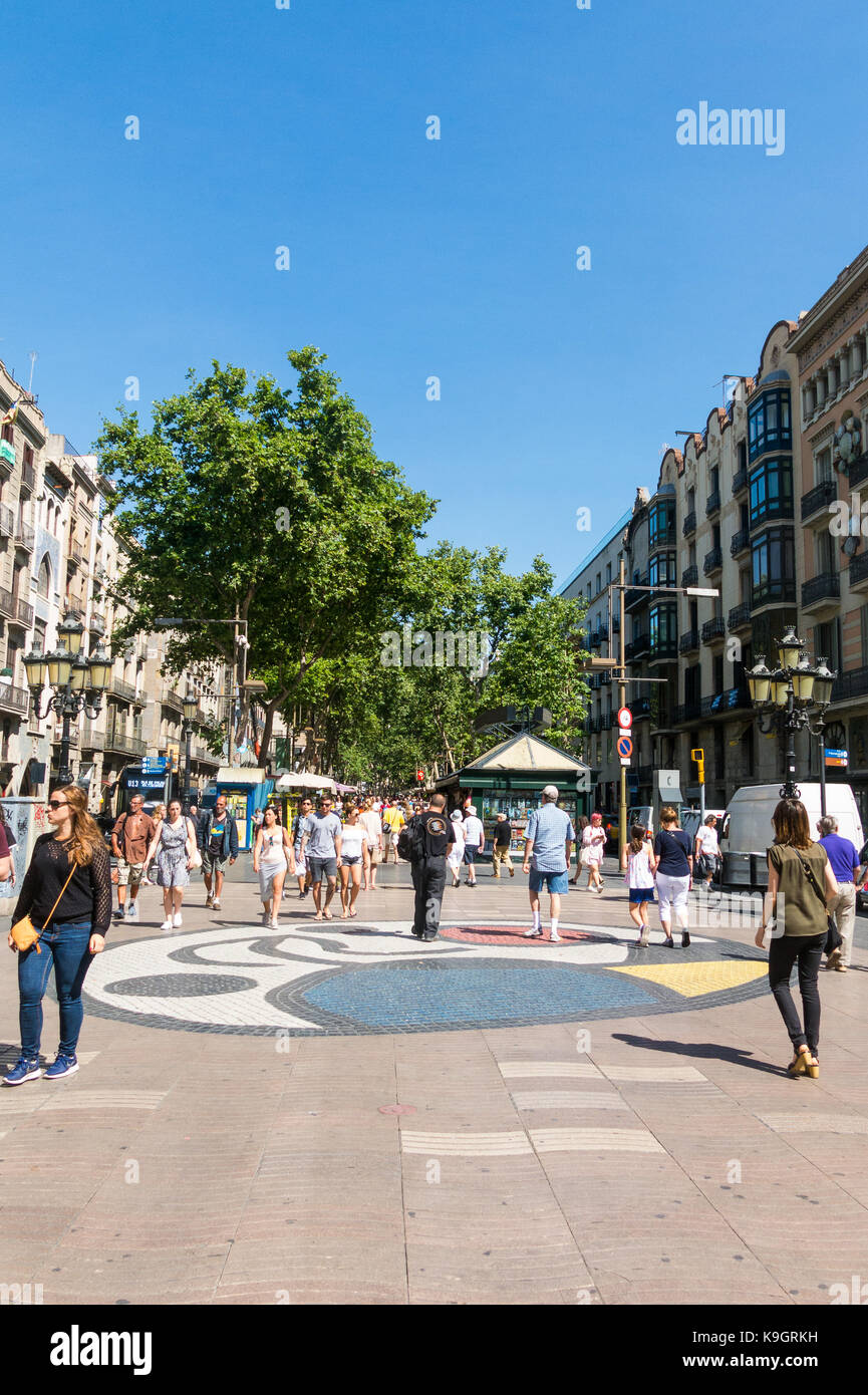 Barcellona, Spagna - 2 settembre: Joan Miro Pla de lOs mosaico in La Rambla il 2 settembre 2017 a Barcellona, Spagna. La gente cammina alla famosa Rambla St Foto Stock