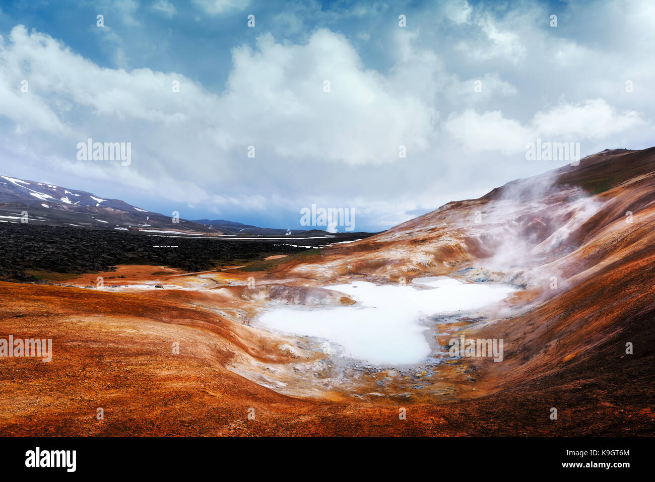 Acido lago caldo nella valle geotermale Foto Stock