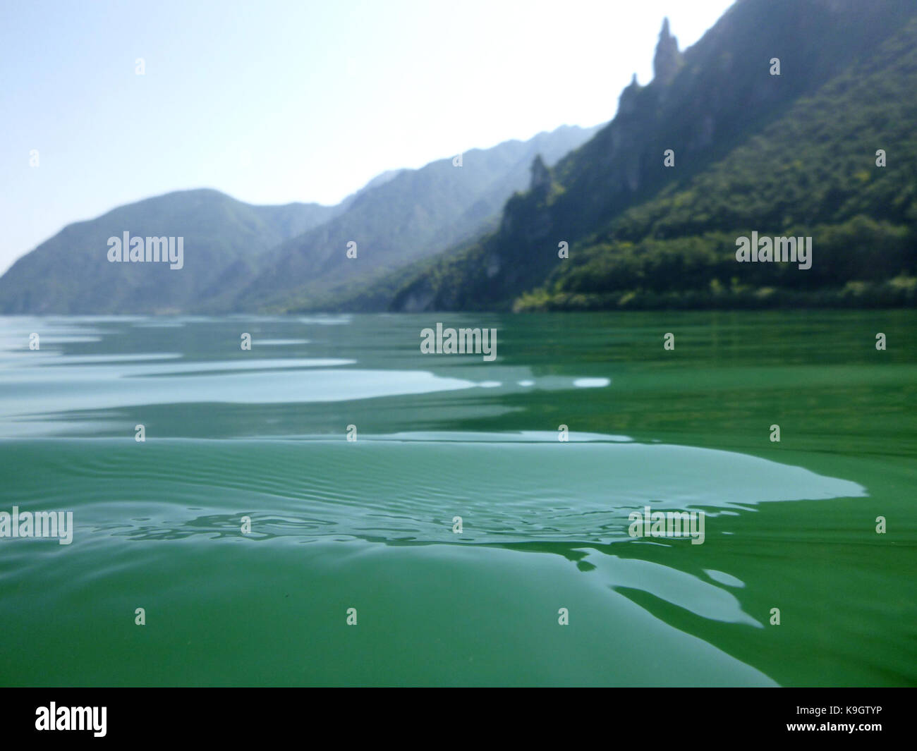 Kayak sul lago d'Idro Foto Stock