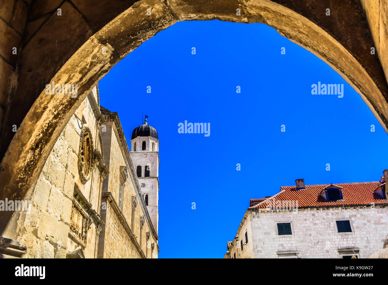 Marmo scenario storico nella città vecchia di Dubrovnik, dettagli architettonici. Foto Stock