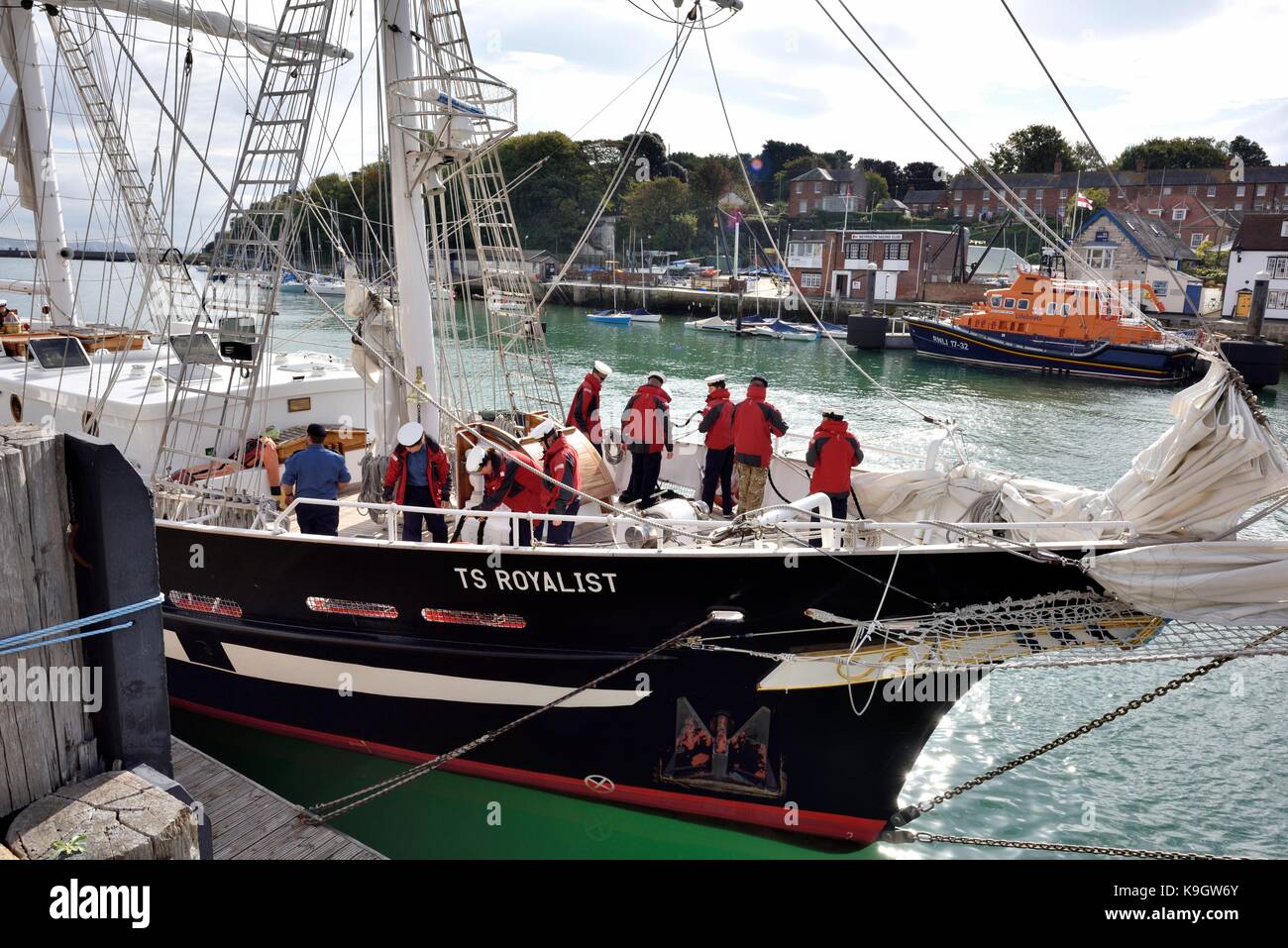 TS royalist addestramento alla vela di nave con mare cadetti a bordo si prepara a lasciare Weymouth Dorset England Regno Unito Foto Stock