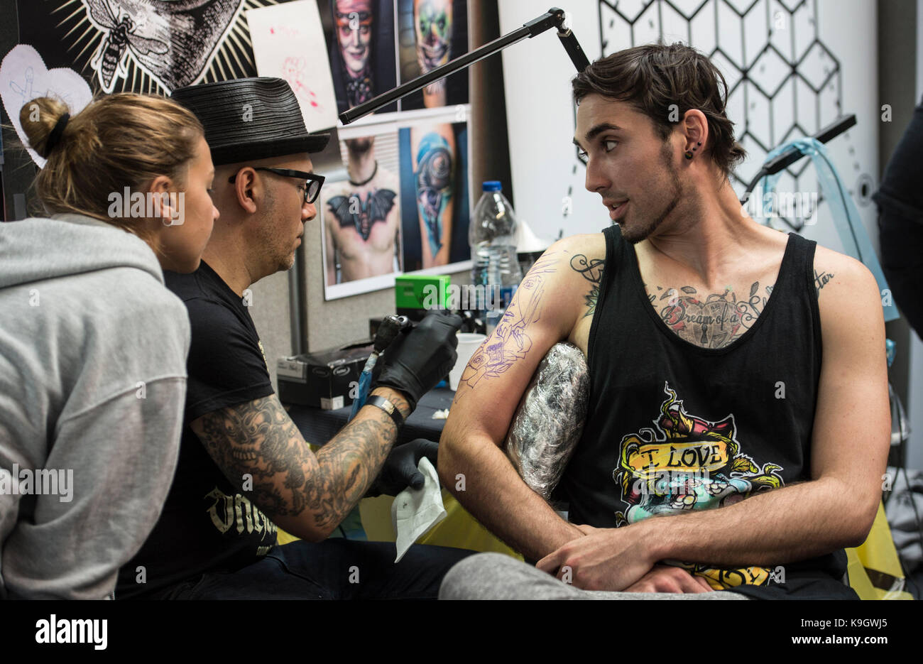 Un uomo è tatuato al London International Tattoo Convention 2017 al dock di tabacco a Londra. Foto Stock