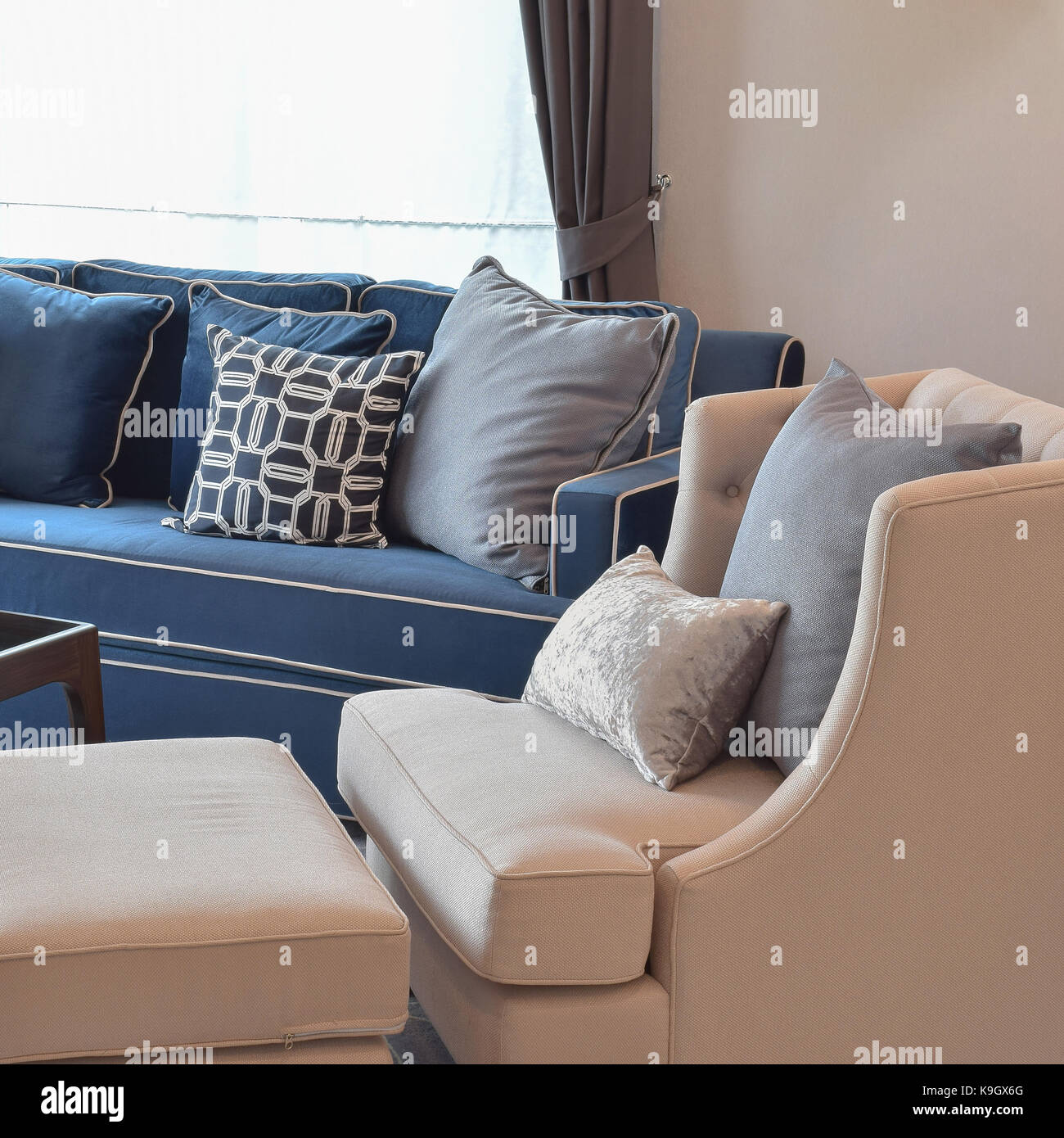Il beige divano classico e blu cuscini di pattern in un accogliente salotto  Foto stock - Alamy