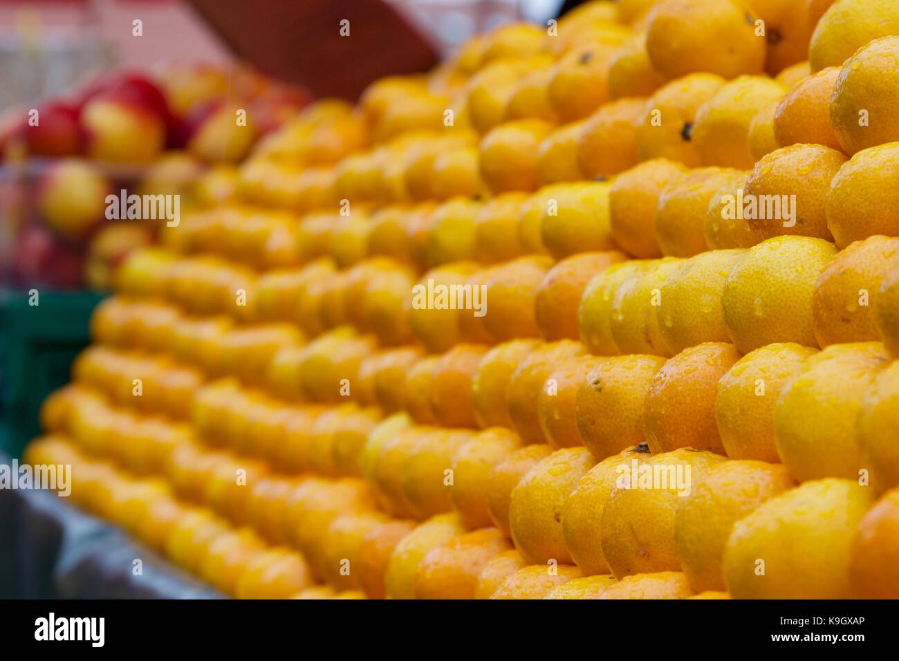 Arance sul mercato l di stallo Foto Stock