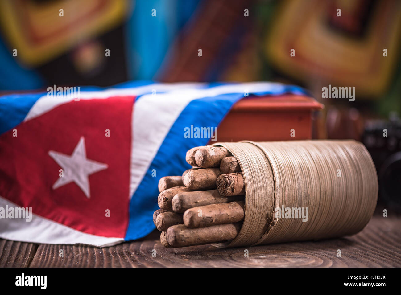 Sigaro cubano nel posacenere sul tavolo di legno, elementi correlati a viaggiare a Cuba. Foto Stock