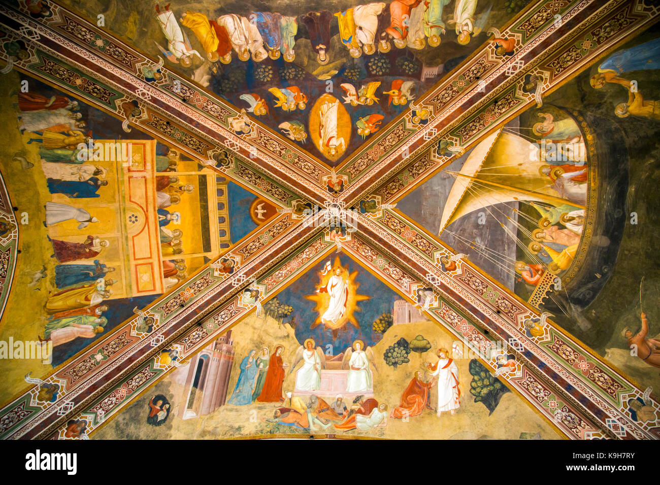 La passione e la risurrezione di Cristo (fondo) e altri affreschi sulla volta overhead in spagnolo sezione della cappella di santa maria novella la stazione di Coira Foto Stock
