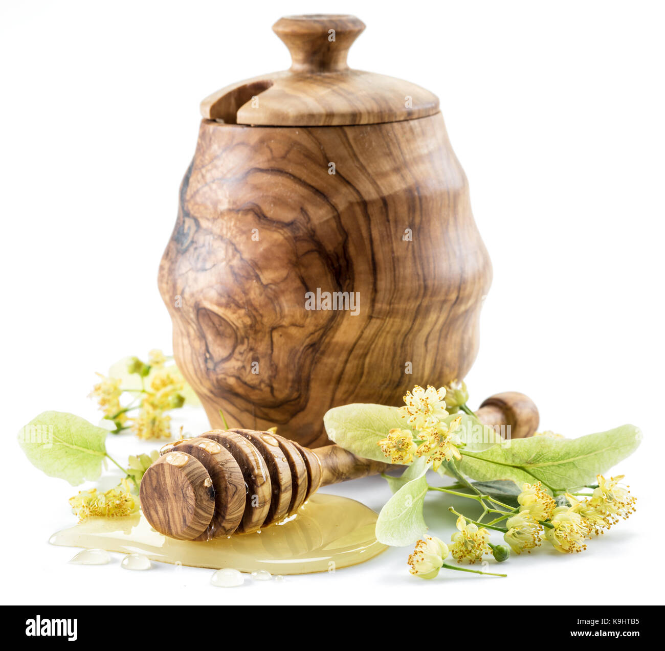 Vaso di legno pieno di freschi miele di tiglio e i fiori di tiglio. Foto Stock