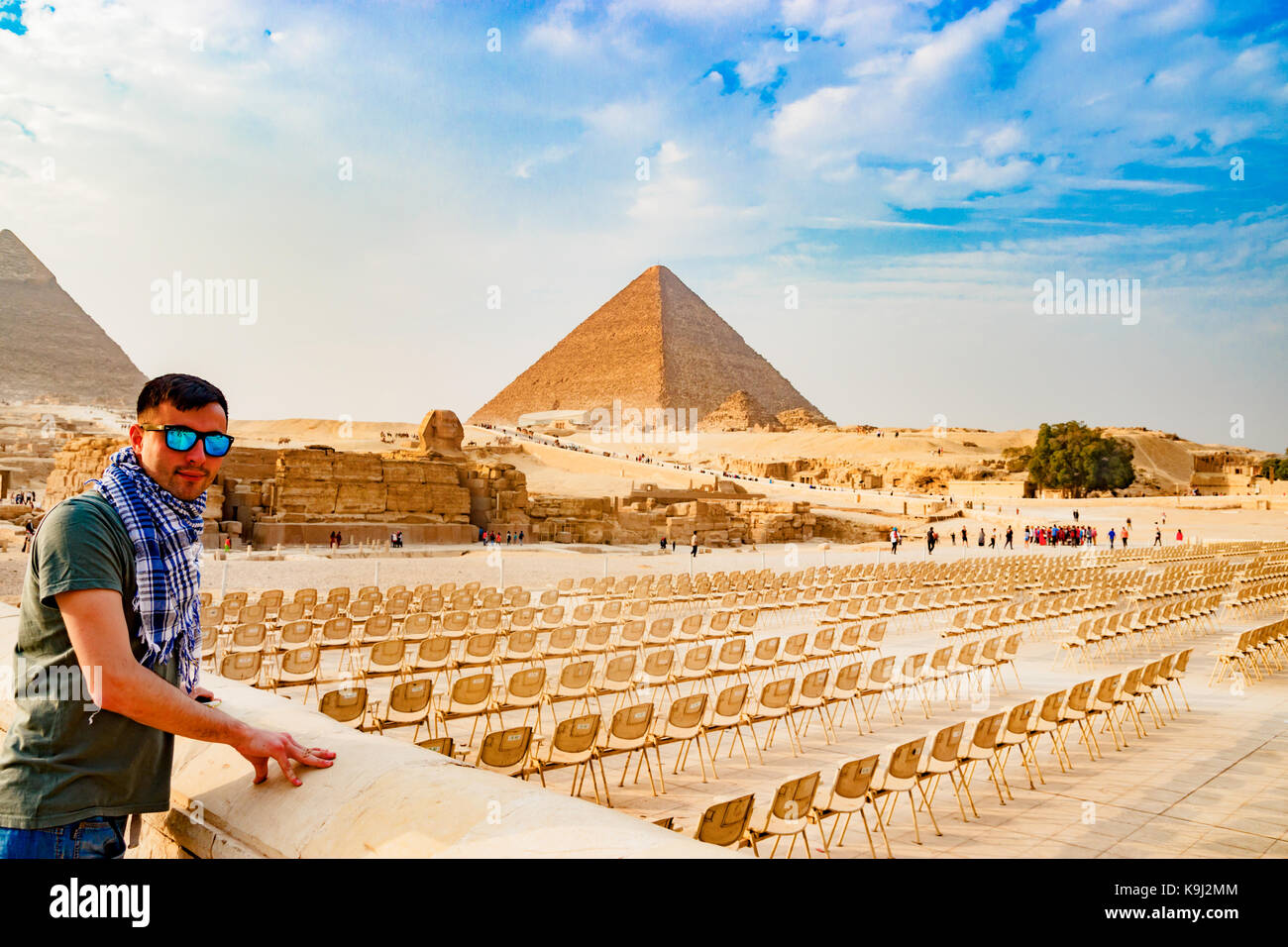 Guardando le sedie vicino la piramide del Cairo in Egitto Foto Stock