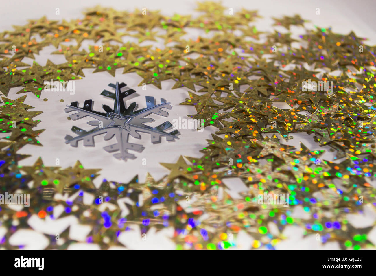 Il simbolo del fiocco di neve all'interno di golden paillettes Foto Stock