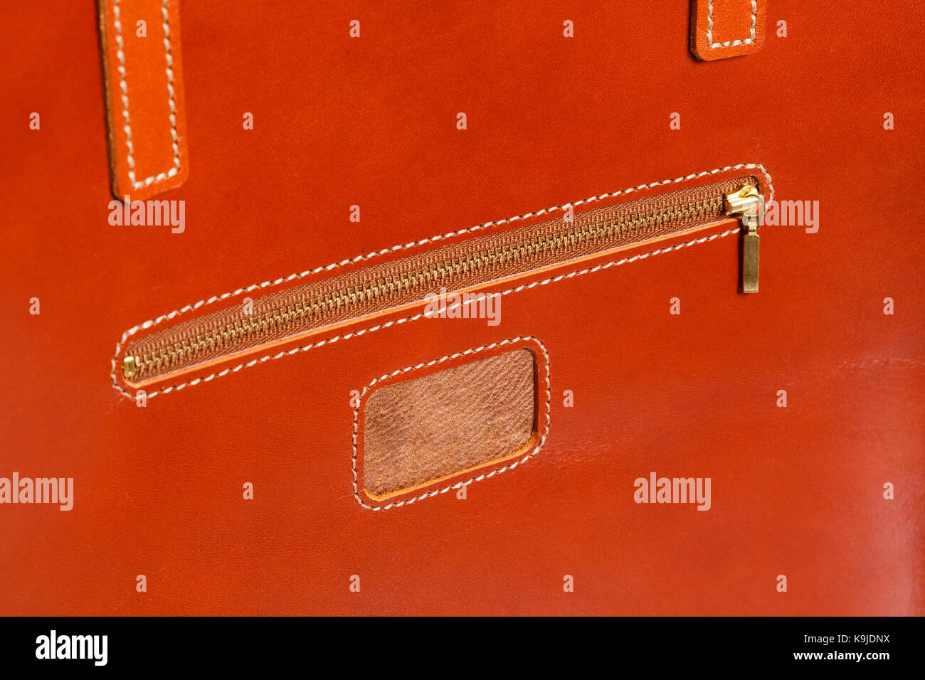 Vista dettagliata del marrone valigetta in pelle con fibbia in ottone. Foto ad alta risoluzione. Foto Stock