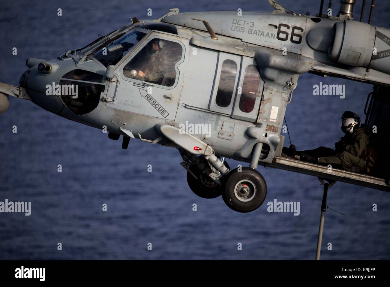Un MH-60S Sea Hawk elicottero assegnato al "Caricabatterie' di elicottero di mare squadrone di combattimento (HSC) Foto Stock