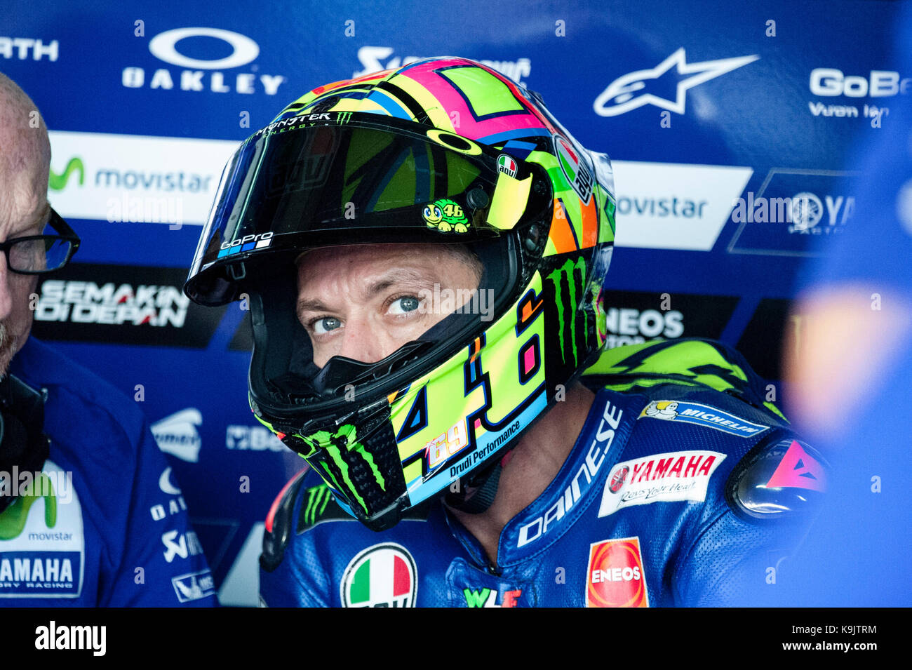 Aragona, Spagna. 23 settembre, 2017. Valentino Rossi della movistar team Yamaha è in garage durante le qualifiche sabato dell'aragona gran premio di motogp. Credito: pablo guillen/alamy live news Foto Stock
