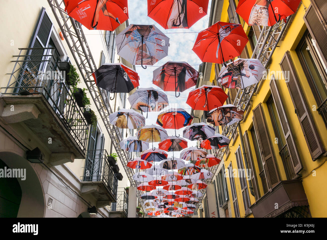 Milano, Italia - 23 settembre 2017: durante la settimana della moda milanese 2017 quartiere di Brera è decorato con centinaia di ombrelli galleggiante sopra la strada che celebra 30 anni di elle copre credito: federico rostagno/alamy live news Foto Stock