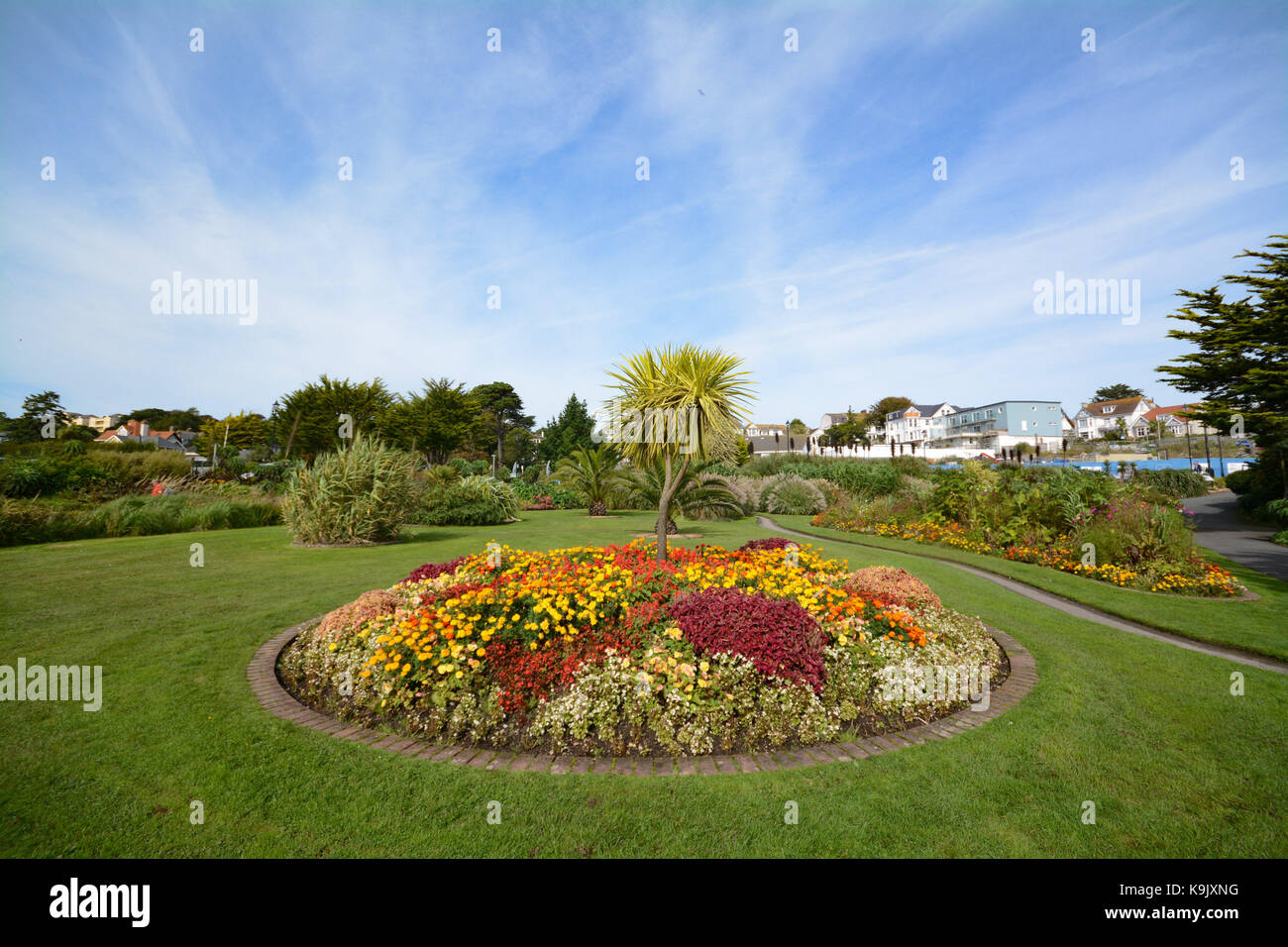 Colchester, Regno Unito. 23 Sep, 2017. Regno Unito Meteo. Il sole brillava in Gyllyngvase Beach oggi, con persone surf, nuoto e avente anche un barbecue sulla spiaggia con gli amici. Il giardino dietro la spiaggia sono in piena fioritura. Credito: Simon Maycock/Alamy Live News Foto Stock