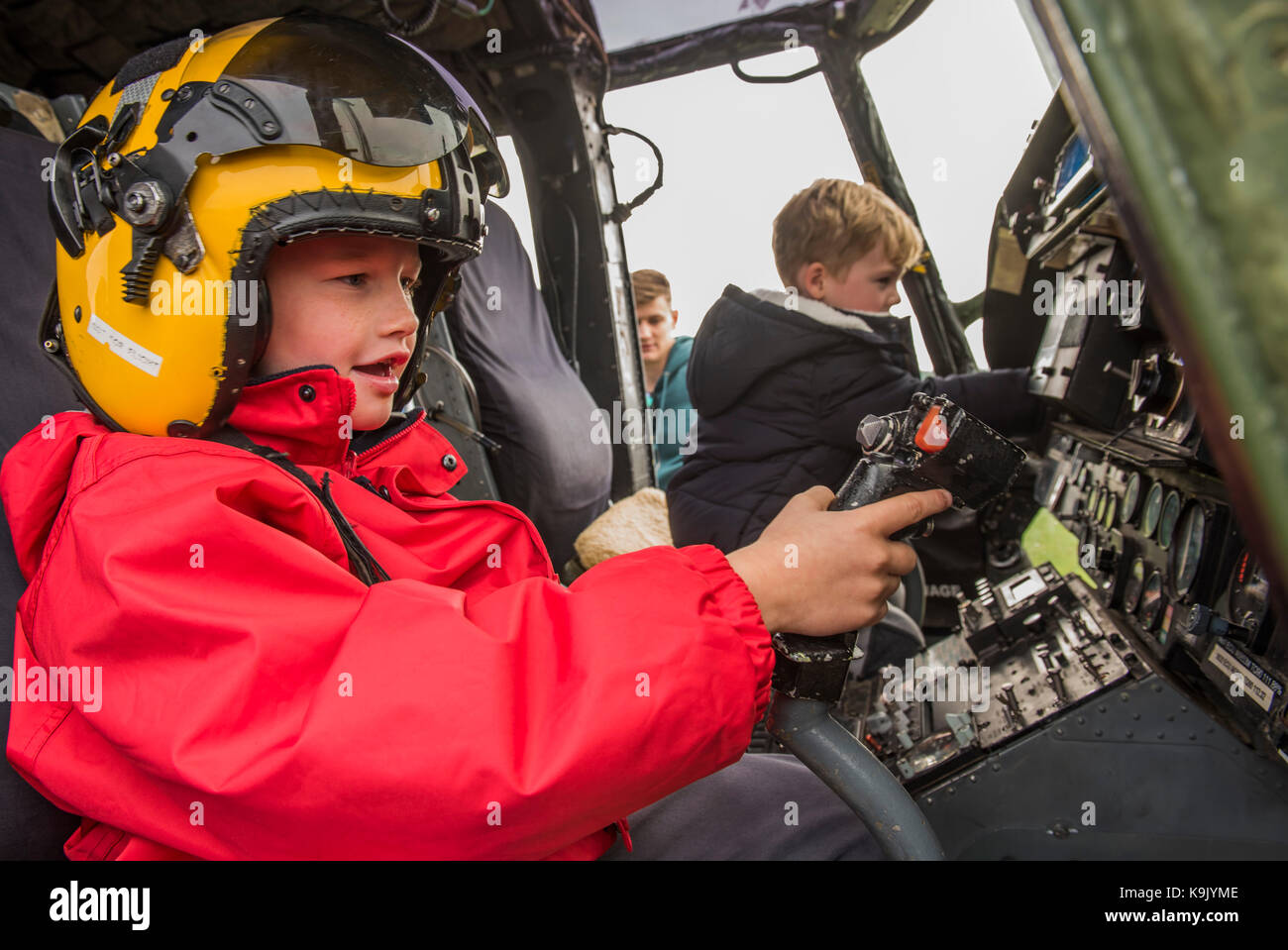 Duxford, UK. 23 Sep, 2017. I bambini si divertono giocando in uno degli elicotteri - Duxford Battle of Britain Air Show che avvengono durante l'IWM (Imperial War Museum Duxford) dell'anno centenario. Duxford il ruolo di principio come una Seconda Guerra Mondiale fighter stazione è celebrata nella Battaglia di Bretagna Air Show da più di 40 aeroplani storici assunzione al cielo. Credito: Guy Bell/Alamy Live News Foto Stock