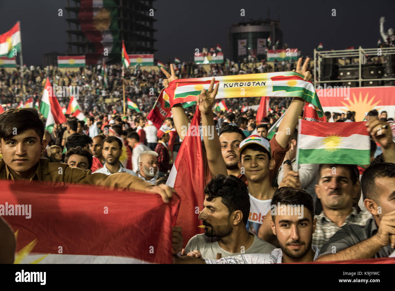 Erbil Kurdistan iracheno. Il 22 settembre, 2017. I partecipanti alla finale di indipendenza curda rally referendum tenutosi presso la Franso Hariri Stadium di Erbil, wave bandiere e striscioni di sollevamento a sostegno di uno Stato indipendente. Il 22 settembre 2017. Credito: Elizabeth Fitt/Alamy Live News Foto Stock