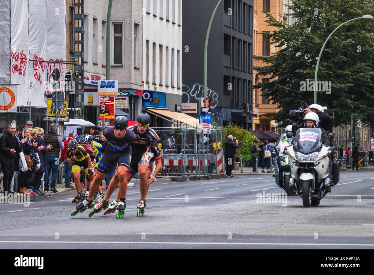 Berlino Germania. 23 settembre 2017, annuale in linea Skating Marathon. In linea pattinatori passano attraverso RosenthalePlatz come hanno giocato in annuale di pattinaggio evento. Eden Breitz/Alamy Live News Foto Stock