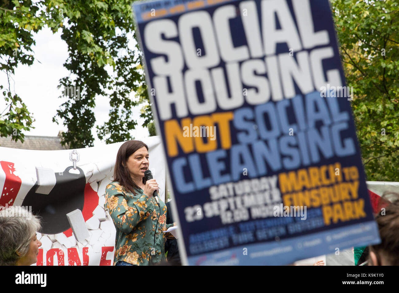 Londra, Regno Unito. 23 Sep, 2017. pellegrino tucker del grenfell azione gli indirizzi di gruppo attivisti per un migliore alloggiamento sociale fornitura prima a marzo da sette sorelle a Finsbury park di haringey in segno di protesta contro il trasferimento da londra consigli del Consiglio tenute per gli imprenditori privati e in particolare le fasi di haringey consiglio per trasferire i beni e gli averi di developer lend lease per mezzo della haringey veicolo di sviluppo. Credito: mark kerrison/alamy live news Foto Stock