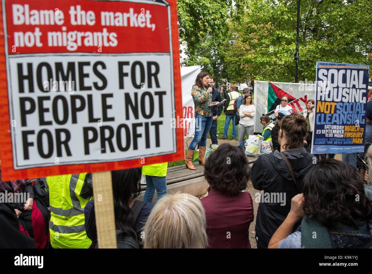 Londra, Regno Unito. 23 Sep, 2017. Pellegrino Tucker del Grenfell azione gli indirizzi di gruppo attivisti per un migliore alloggiamento sociale fornitura prima a marzo da sette sorelle a Finsbury Park di Haringey in segno di protesta contro il trasferimento da londra consigli del Consiglio tenute per gli imprenditori privati e in particolare le fasi di Haringey consiglio per trasferire i beni e gli averi di developer Lend Lease per mezzo della Haringey veicolo di sviluppo. Credito: Mark Kerrison/Alamy Live News Foto Stock